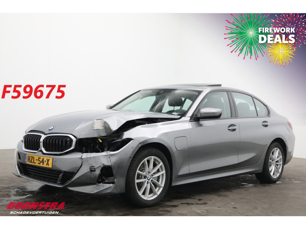 BMW 3-serie 330e Schuifdak 360° LED Cruise SHZ 4.216 km!